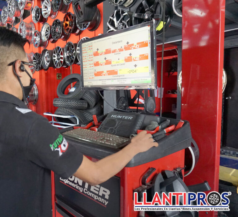 Mecanico Alineando Llantas Por Computadora