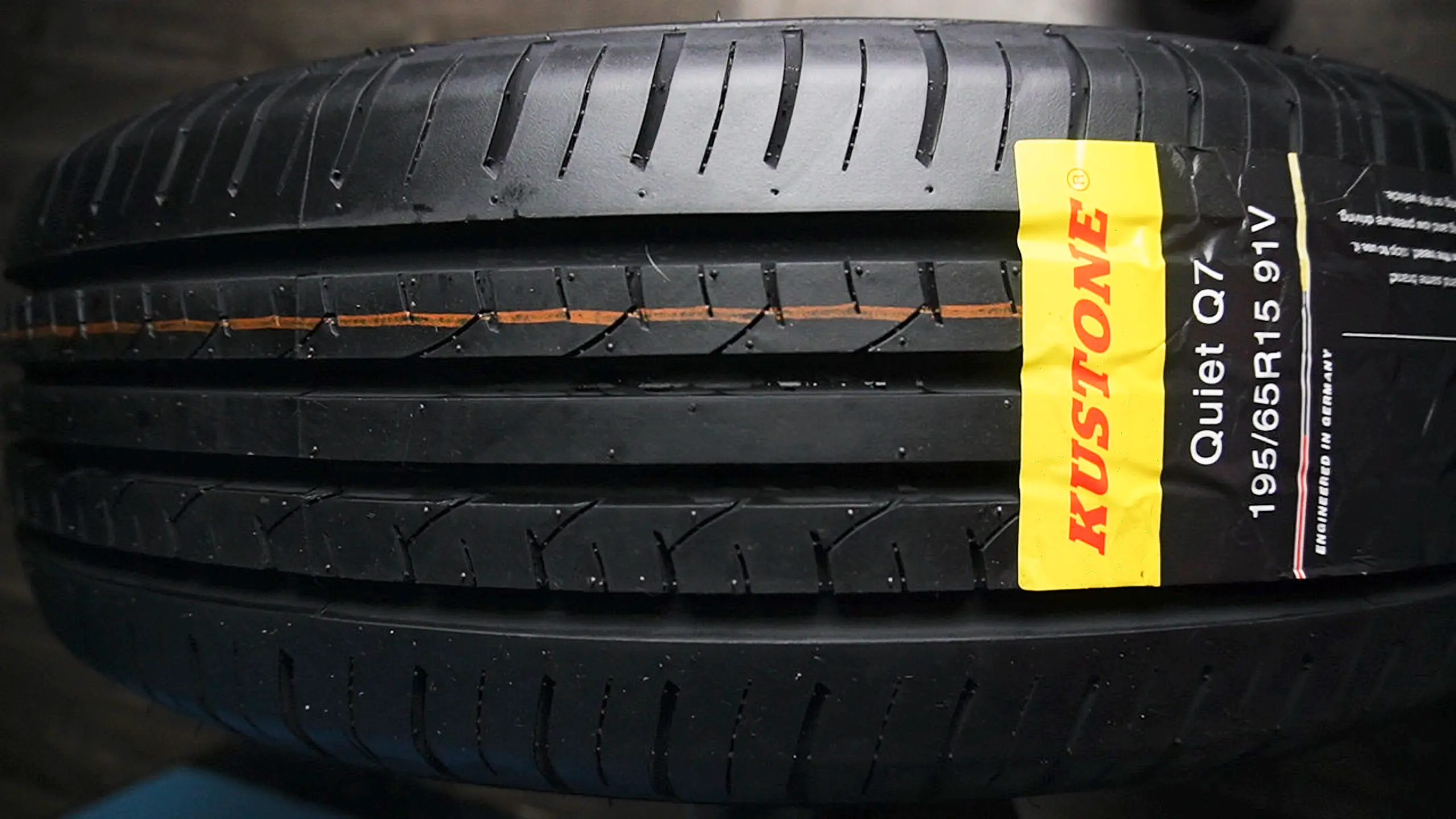 llanta nueva detalle banda de rodadura neumático medida automotriz