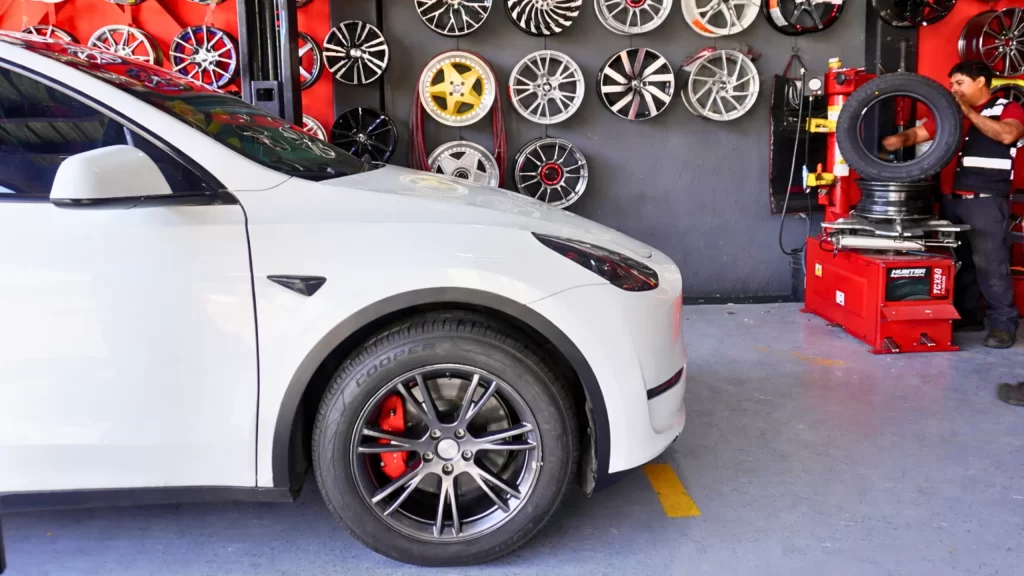 taller automotriz con instalacion de rines y llantas en mexico
