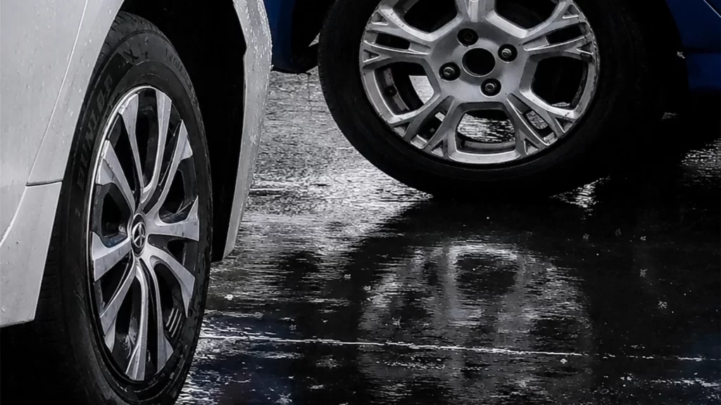 Llantas sobre pavimento mojado durante temporada de lluvia
