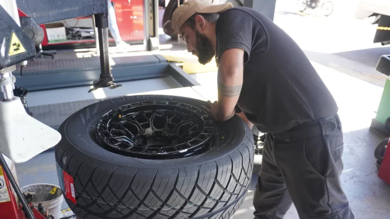 Técnico instalando una llanta nueva durante un servicio profesional en México