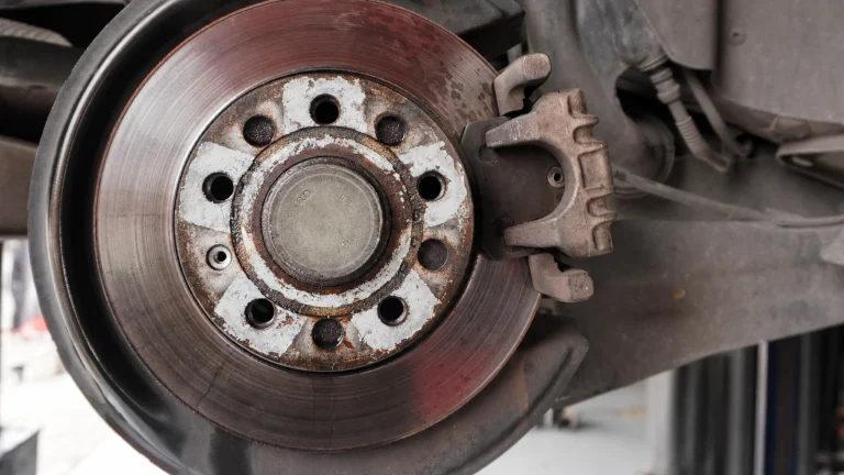 Disco y cáliper del sistema de frenos de un automóvil