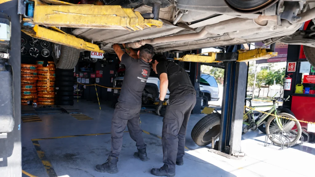 Técnicos de Llantipros realizando una revisión profesional del vehículo