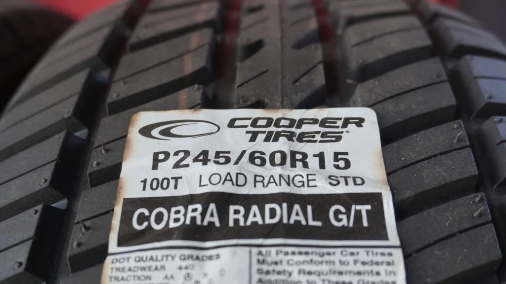 Costado de llanta con la medida P24560 R15 y el índice de carga y velocidad 100T