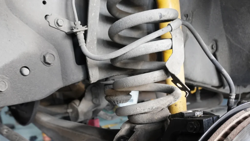 Resorte helicoidal y amortiguador de un auto en taller