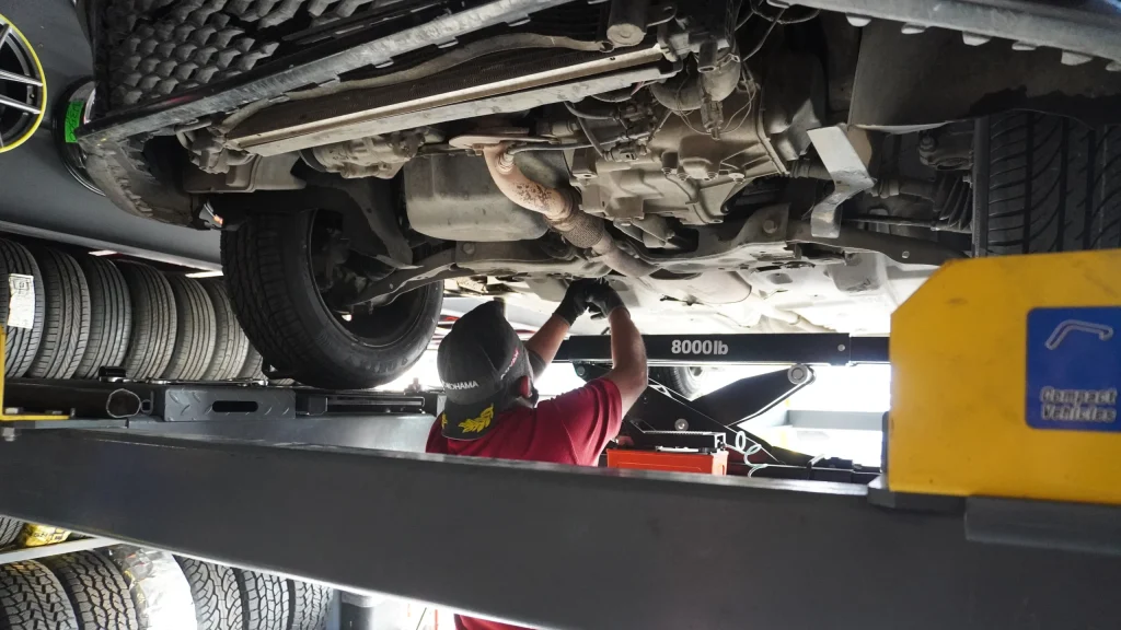 Revisión de suspensión con el auto en rampa en Llantipros