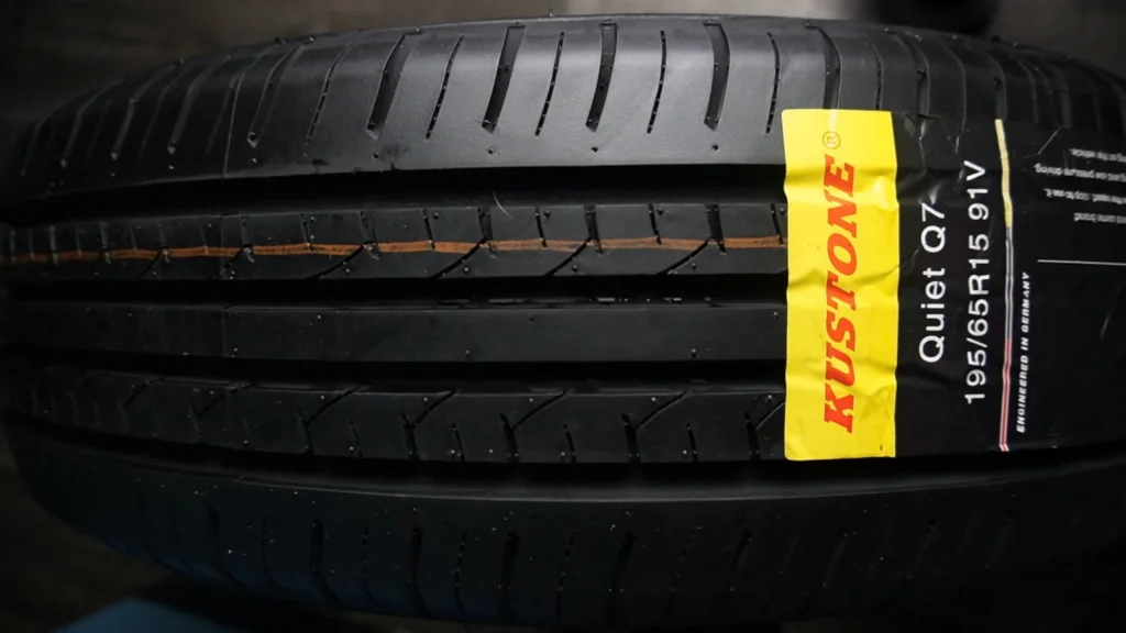 Costado de llanta 195/65 R15 91V con la medida y el índice de carga visibles